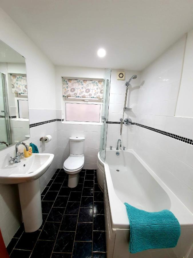 In The Heart Of Portrush - Beautiful Views Apartment Bagian luar foto