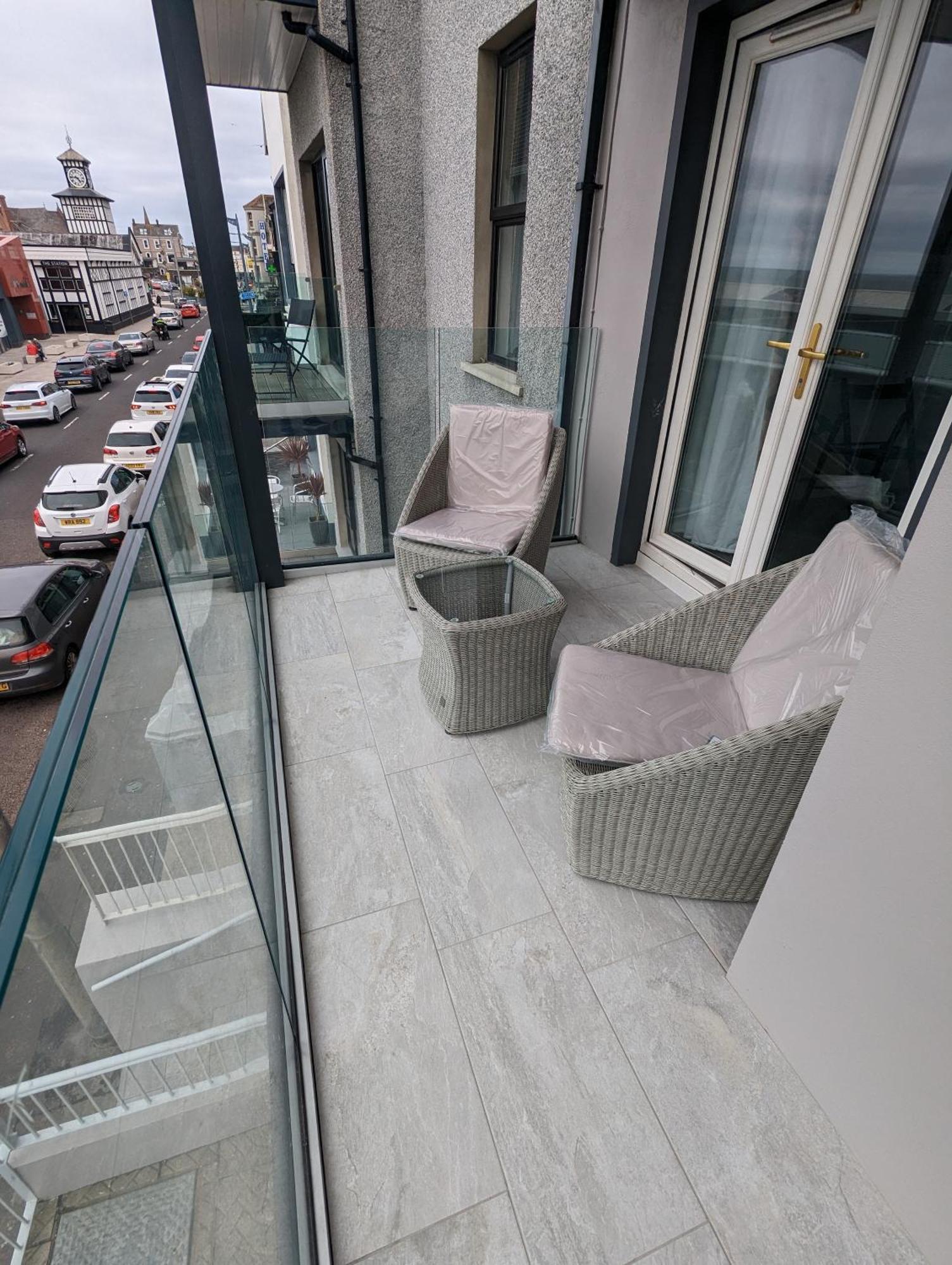 In The Heart Of Portrush - Beautiful Views Apartment Ruang foto